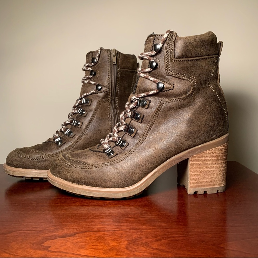 Earthy Olive Green Carlos Santana Ardent Lace-Up Heeled Boots Women’s 8.5